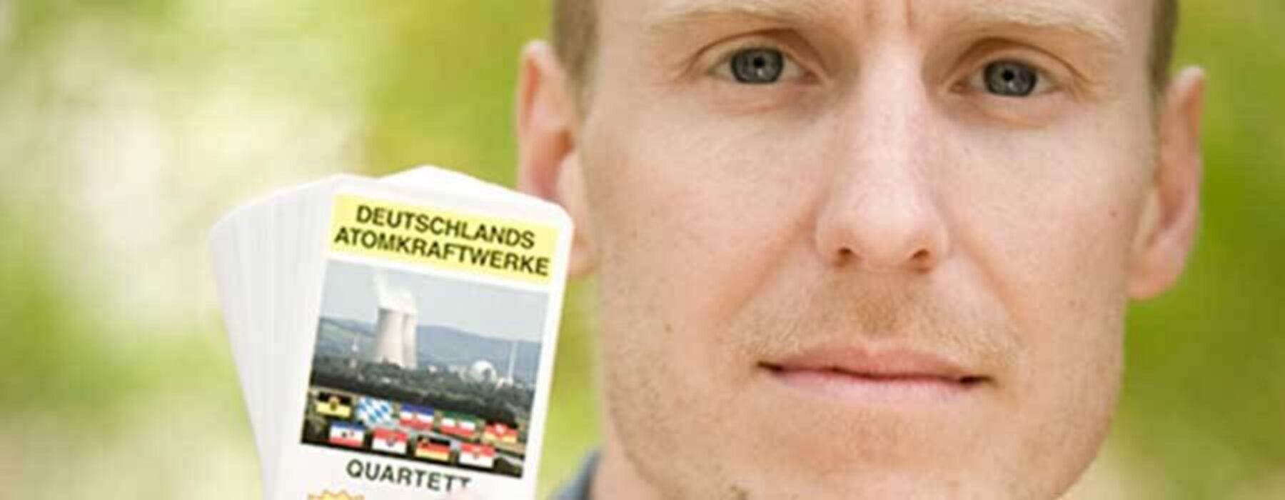 Michael Mieß möchte, dass Menschen nicht die Augen vor den Gefahren der Atomkraft verschließen. Sein AKW-Quartett soll Interessierte über Kernkraftwerke aufklären. Foto: Till Werhan