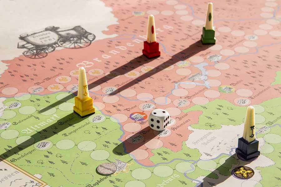 Spielfiguren, Spielbrett und Würfel. Foto: Ausbildung/LGB geobasis-bb.de