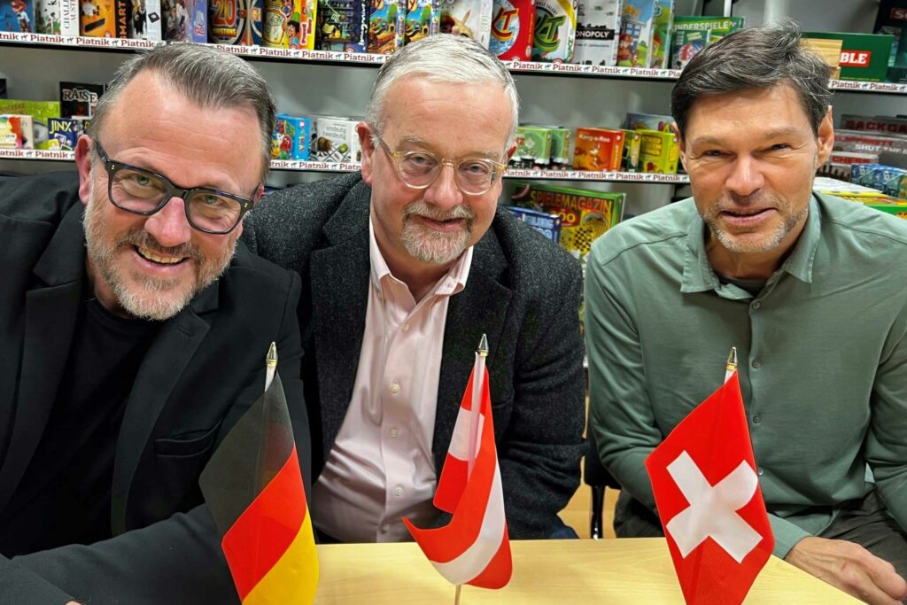 Von links nach rechts: Ulrich Brobeil (DVSI.), Dieter Strehl (TFA,) und Sandro Küng (SVS) haben die Kooperationsvereinbarung für Ihre Verbände unterschrieben.